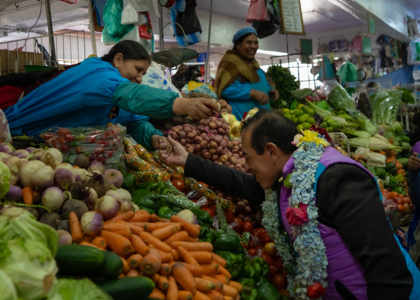 César Dockweiler visitó a las caseritas del Mercado Yungas y reafirmó su compromiso con los mercados paceños