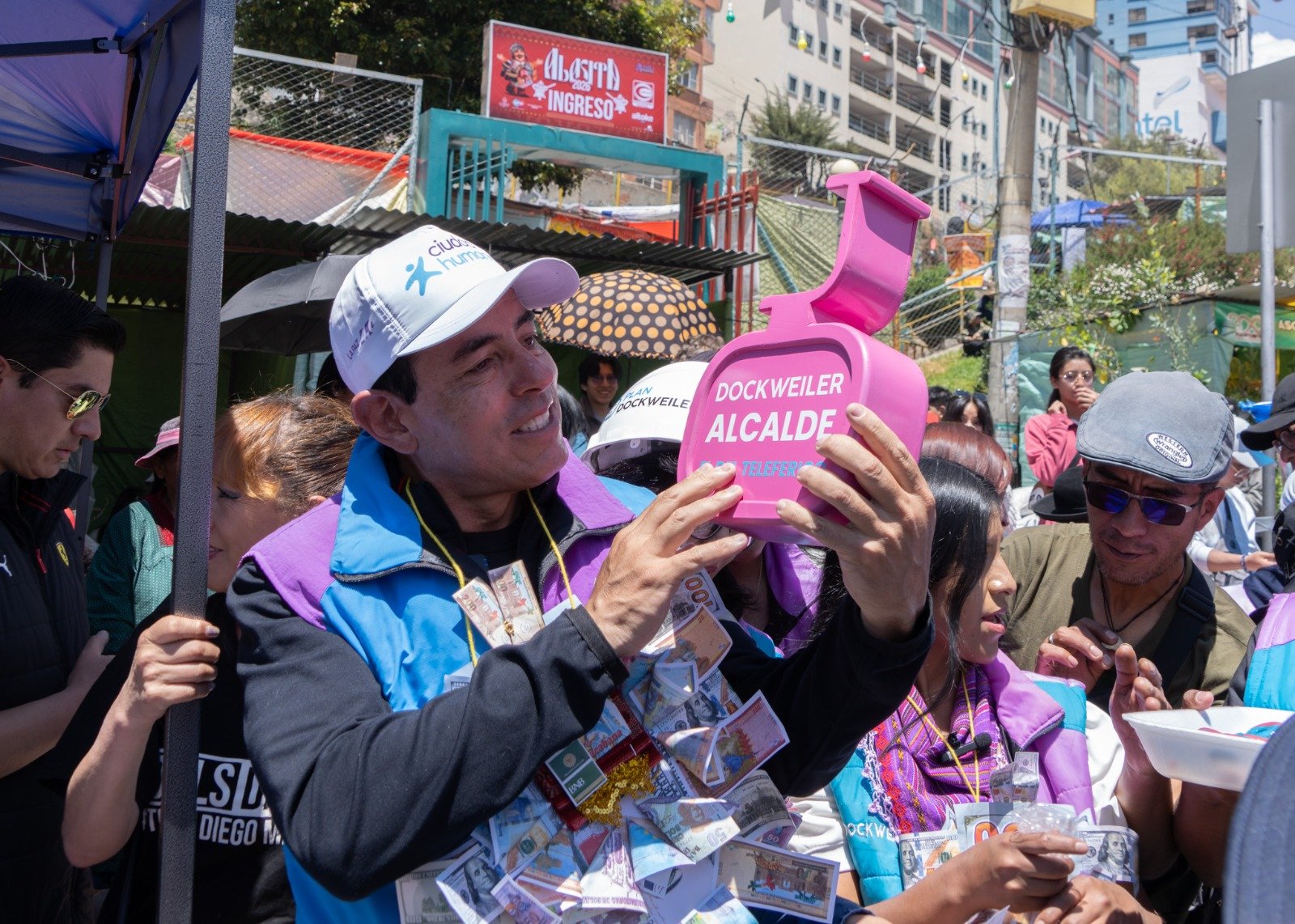 En la fiesta de Alasita, Dockweiler proyecta una ciudad de abundancia, sin delincuencia ni riesgos