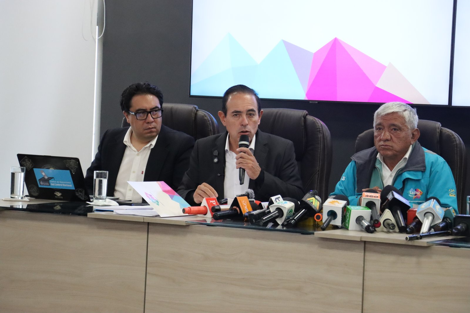 DOCKWEILER PIDE INFORMACIÓN TRANSPARENTE  A IVÁN ARIAS Y PRESENTA EQUIPO TÉCNICO